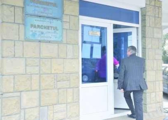 Alături de Calapod a început urmărirea penală şi împotriva a trei angajaţi din Primăria Năvodari